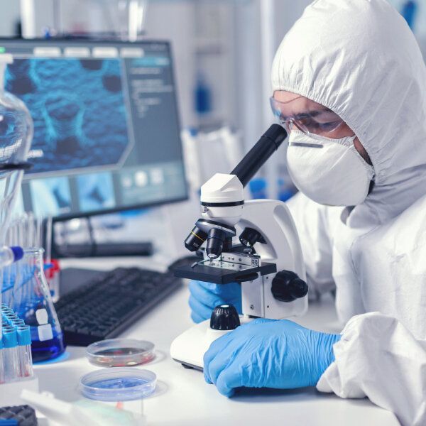 Un scientifique regarde dans un microscope.