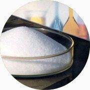 Poudre blanche de glucosamine.