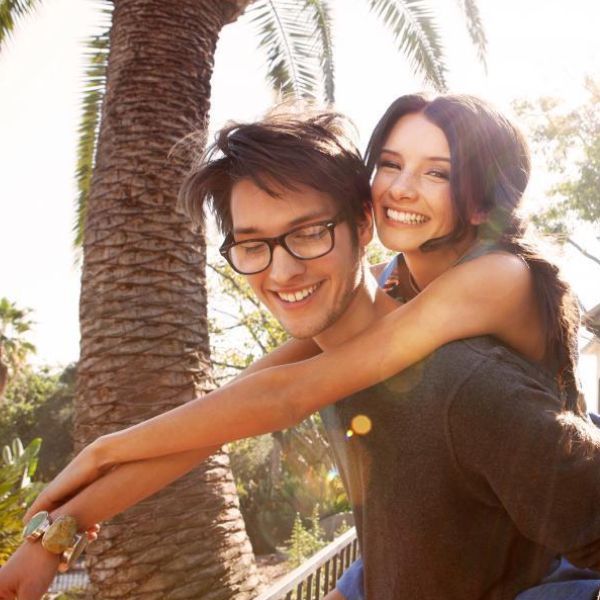 Un jeune couple souriant.
