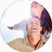 Un couple souriant.