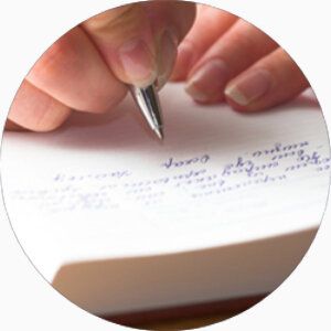 Gros plan sur un stylo qui écrit un journal de gratitude.