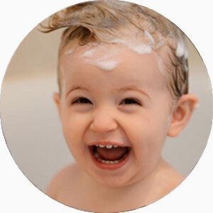 Un bébé rigole.