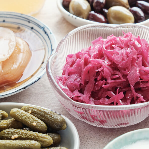 Des aliments riches en probiotiques : chou, cornichons, kombucha, etc.