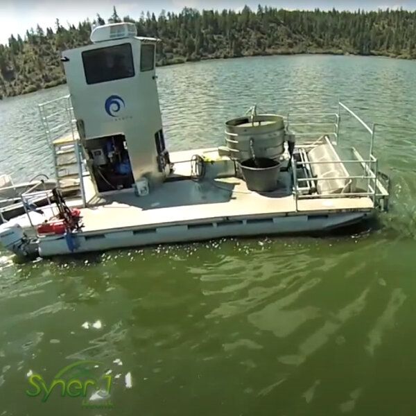 Une barge récoltante d'algue de Klamath AFA.