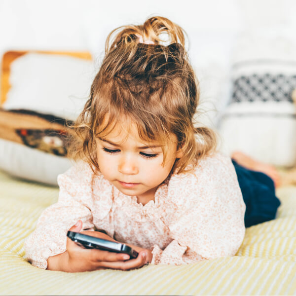 Un bébé joue avec un téléphone portable.