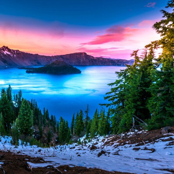 Photo du lac Crater à Klamath Falls au coucher de soleil.