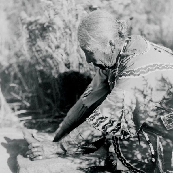 Photographie noire et blanc de 1923 d'une femme Klamath.
