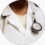 Gros plan sur la poitrine d'un docteur enblouse blanche avec un stéthoscope.