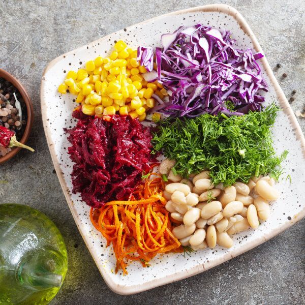 Une assiette colorée pleine de légumes.