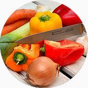 Des légumes et un couteau.