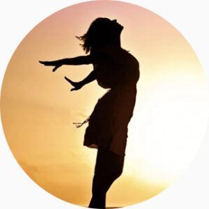 Silhouette ombrée d'une femme s'étirant pour respirer.