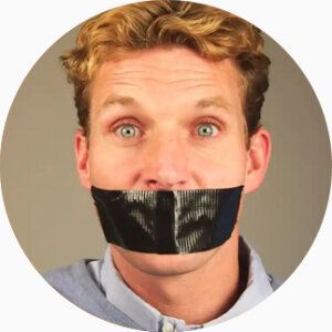 Un homme avec du scotch noir sur la bouche pour mieux respirer par le nez.