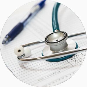 Un stéthoscope et un stylo sur un document médical.