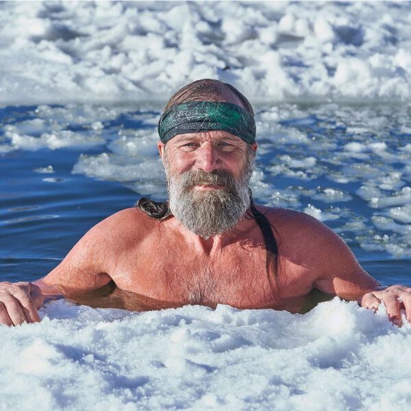 Wim Hof, "the iceman" plongé dans une banquise.