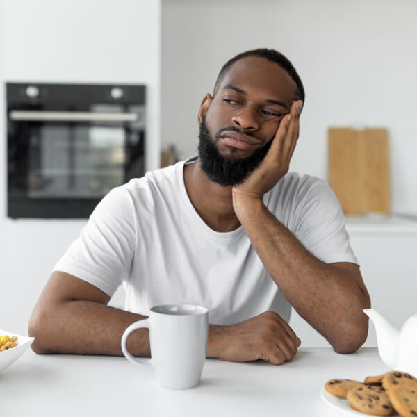 Un homme mal réveillé le matin, fatigué et déminéralisé.