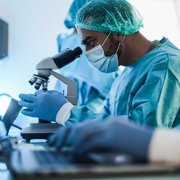 Des scientifiques dans un laboratoire étudient le lien entre l'algue Klamath et Parkinson.