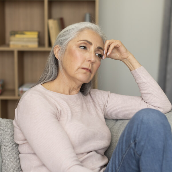 Une dame âgée se demande quelles interactions pourraient exister entre Klamath et ménopause.