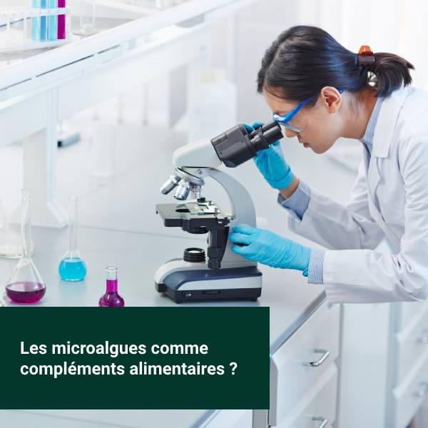 Une scientifique étudie la Klamath, la Spiruline et la Chlorelle comme compléments alimentaires.
