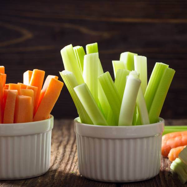 Des batonnets de carottes et de céleris dans des ramequins.