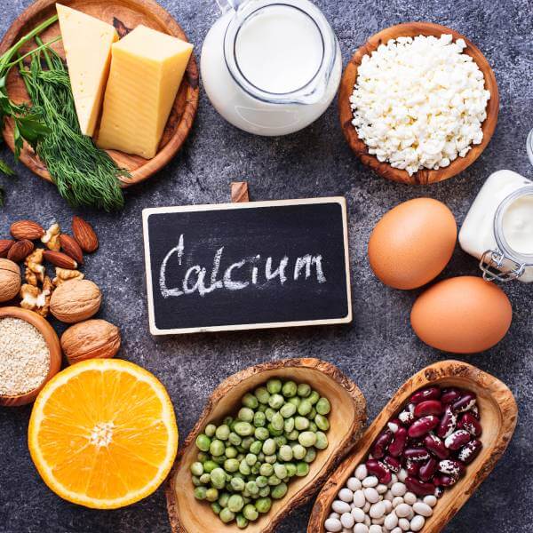 Un assortiment d'aliments naturels riches en calcium.