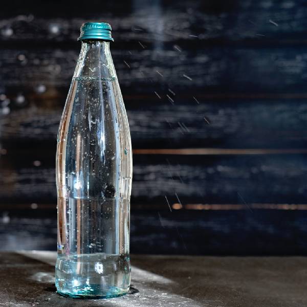 Une bouteille d'eau minérale riche en fluor.