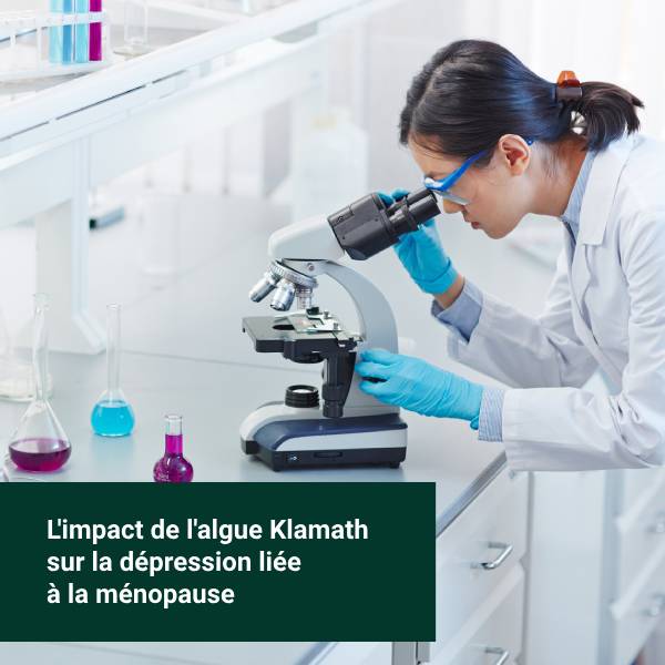 Une scientifique étudie l'impact de l'Aphanizomenon sur la dépression liée à la ménopause.