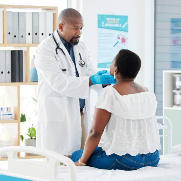 Un docteur ausculte une patiente ayant pris du poids.