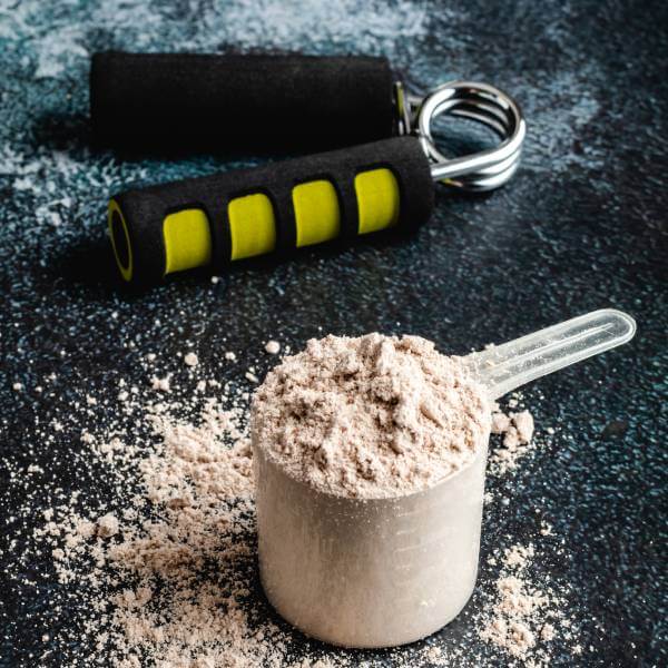 Une pince de musculatione et un scoop de L-Glutamine.