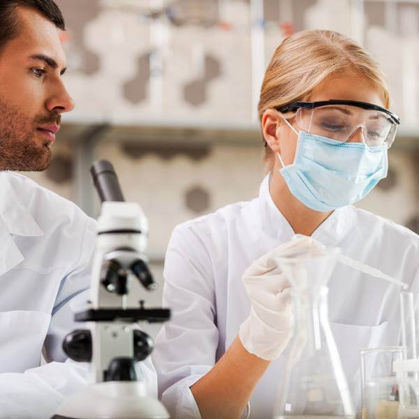 Deux scientifiques étudient les effets secondaires de la L-Glutamine.
