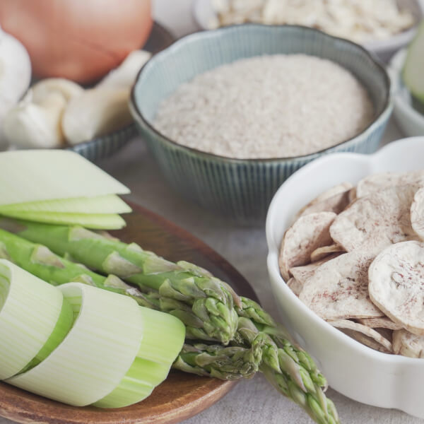 Une sélection d'aliments riches en prébiotiques : asperges, aïl, oignons, etc.