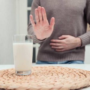 Un homme refuse un verre de lait, un aliment à éviter en cas d'intestin poreux.