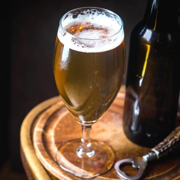 Un verre de bière blonde fraîche.