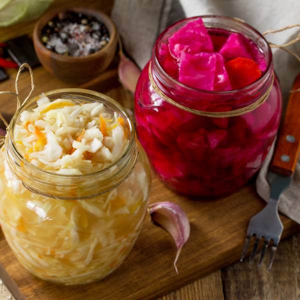 Bocaux d'aliments fermentés, excellents pour le pancréas.