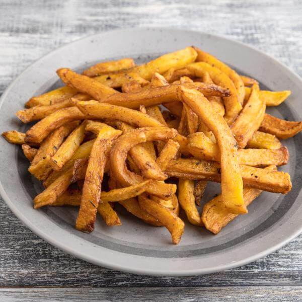 Des frites sur une assiette.