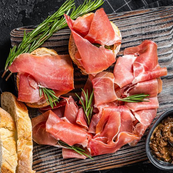 Un plateau de charcuteries.