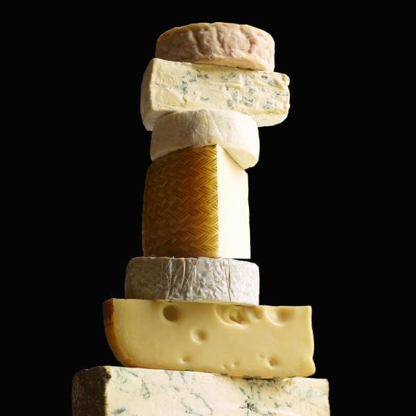 Une pile de fromages gras, des alments qui abîment le pancréas.