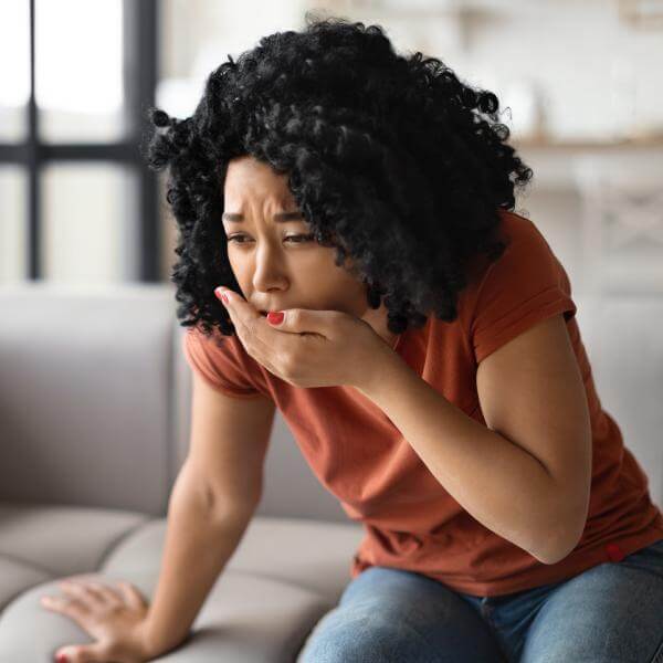 Une jeune femme a des nausées.