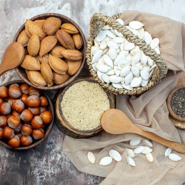 Un assortiment de noix et de graines.