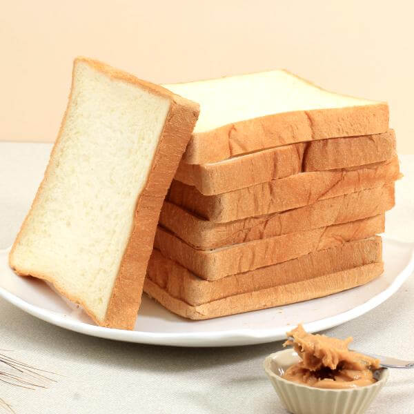 Des tranches de pain blanc sur une assiette.