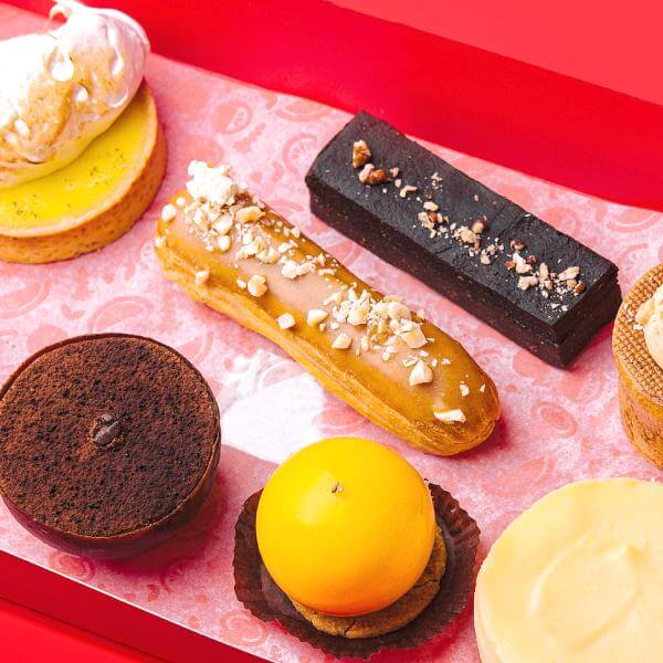 Un assortiment de pâtisseries françaises.