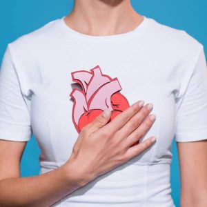 Buste de femme avec un t-shirt imprimé d'un coeur pour représenter l'insuffisance rénale.