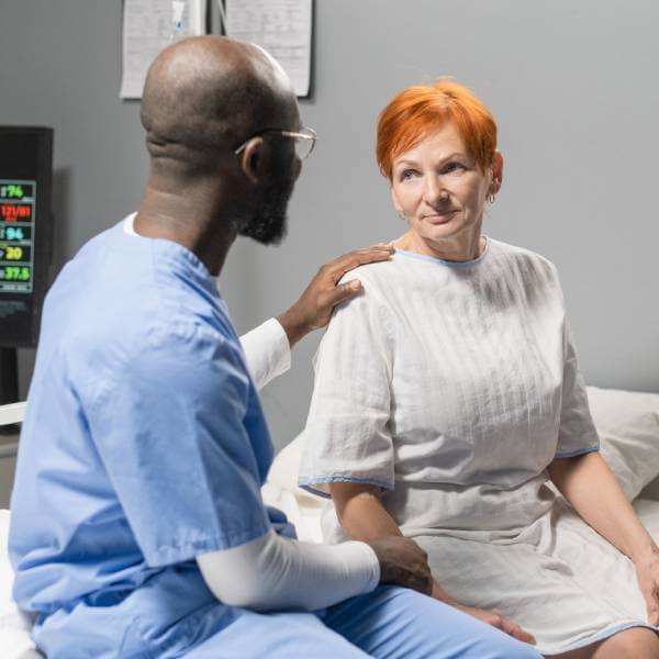 Un médecin explique à sa patiente combien de temps elle peut vivre avec une insuffisance cardiaque.