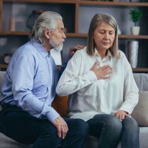 Un couple âgé dont l'épouse est atteinte d'insuffisance cardiaque s'inquiète et se demande comment vivre plus longtemps avec cette pathologie.