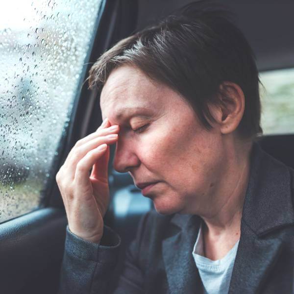 Une dame intoxiquée au métaux lourds expérimente une migraine.