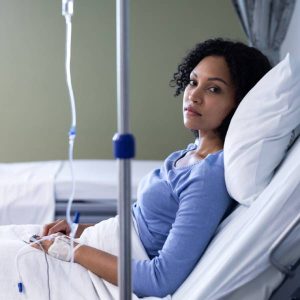 Une jeune femme alitée à l'hôpital, atteinte d'une intoxication aux métaux lourds.