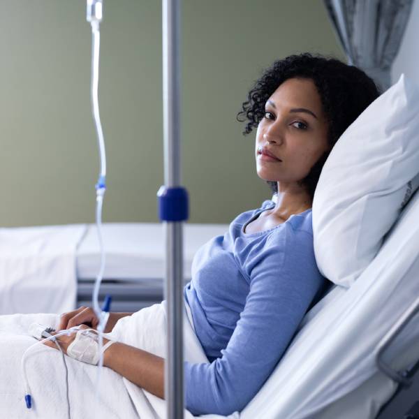 Une jeune femme alitée à l'hôpital, atteinte d'une intoxication aux métaux lourds.
