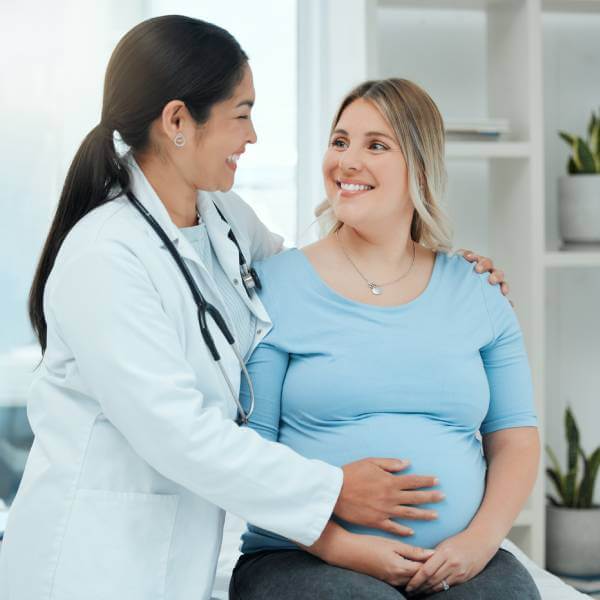 Une femme enceinte discute avec son médecin traitant d'un possible traitement de détoxication aux métaux lourds.