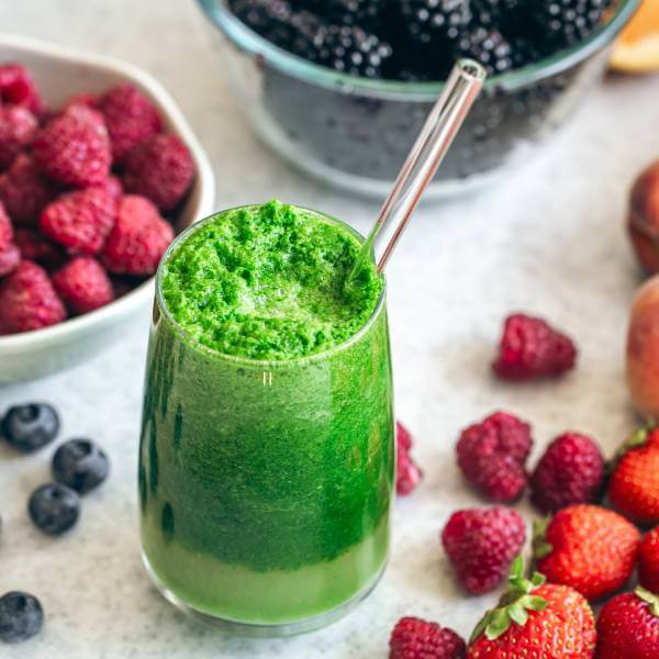 Un smoothie de jus vert pour se détoxifier des métaux lourds.