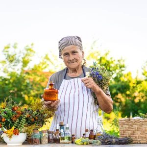 Une grand-mère présente ses remèdes pour soulager les jambes lourdes et autres problèmes de circulation du sang.