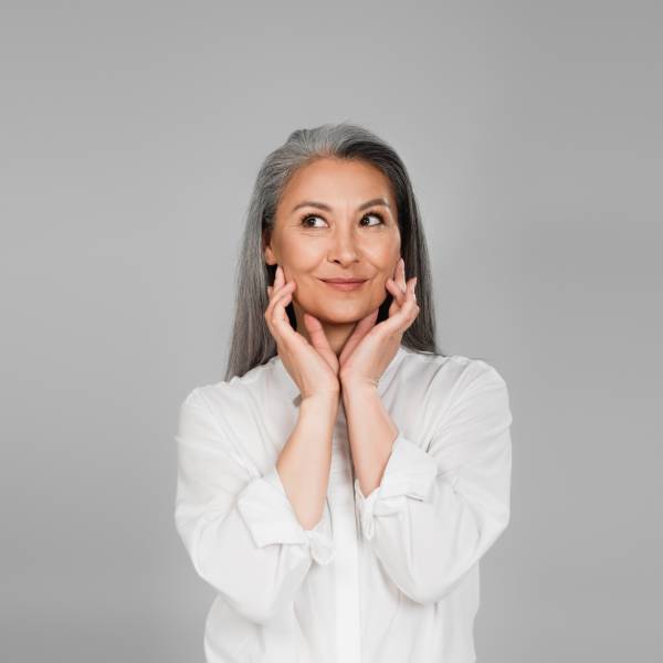 Une dame se demande comment choisir les bons compléments alimentaires pour ses cheveux.